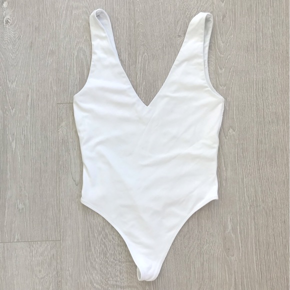 Aritzia Babaton Contour V-Neck Sleeveless Bodysuit - Picture 8 of 13